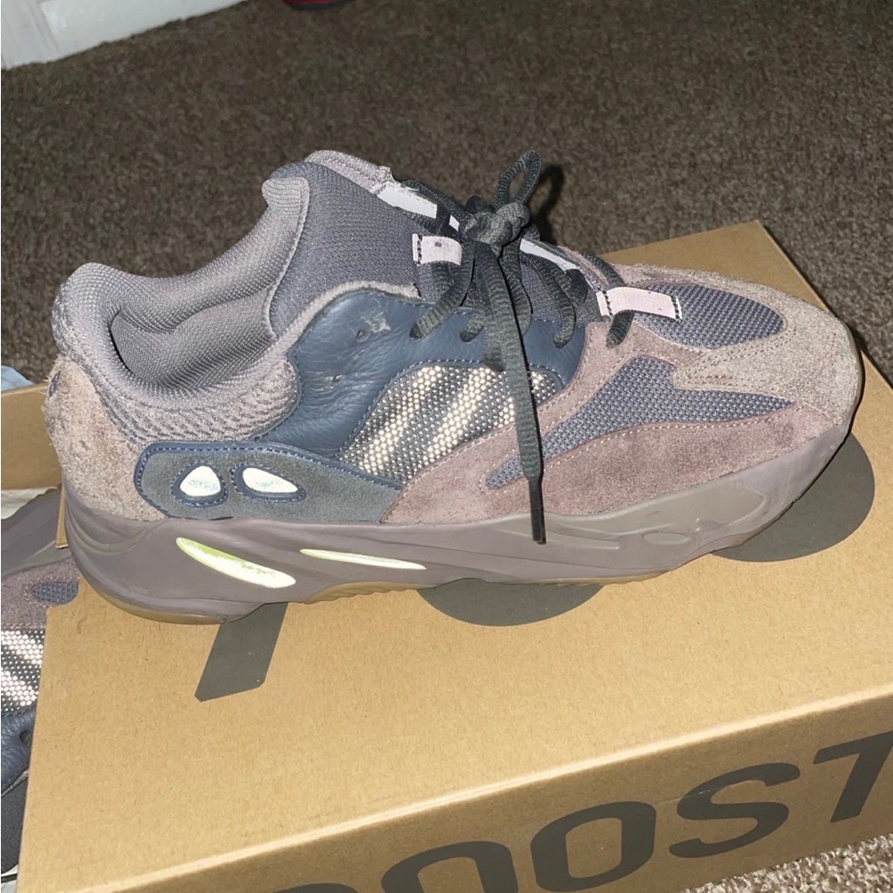 Yeezy 700 Muave 9.5